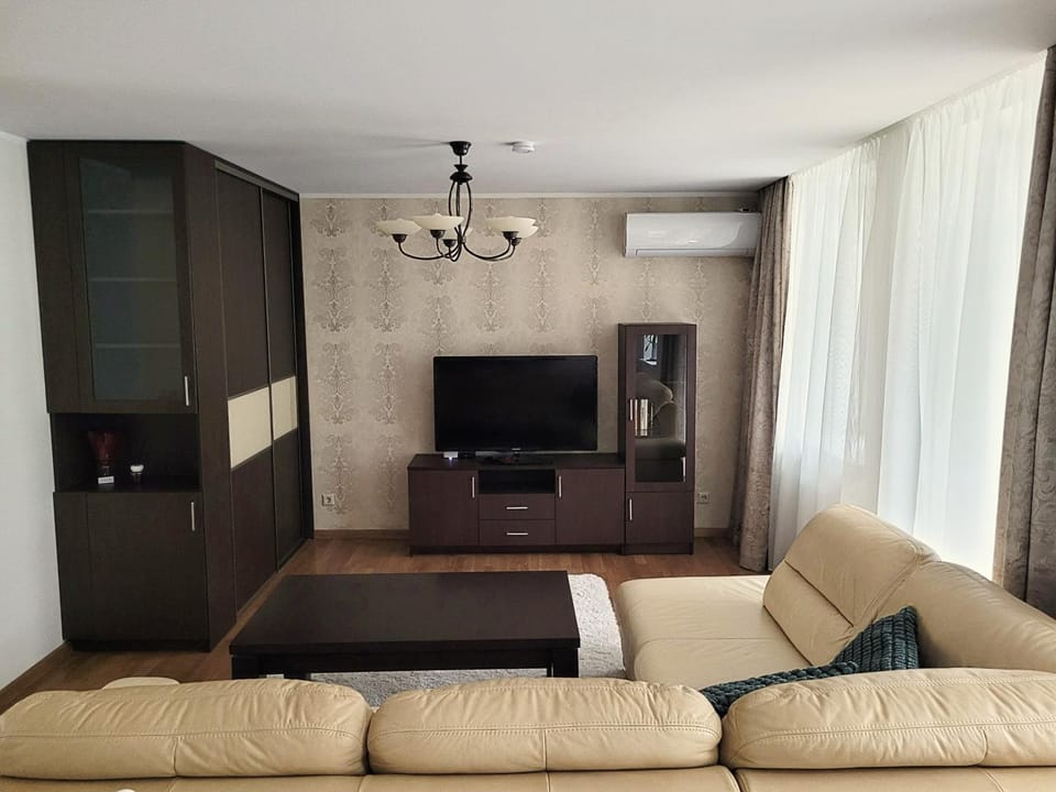 TV and multimedia, Living room, Seating area, air conditioner