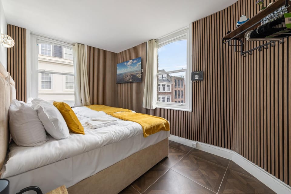 Bed, TV and multimedia, Bedroom
