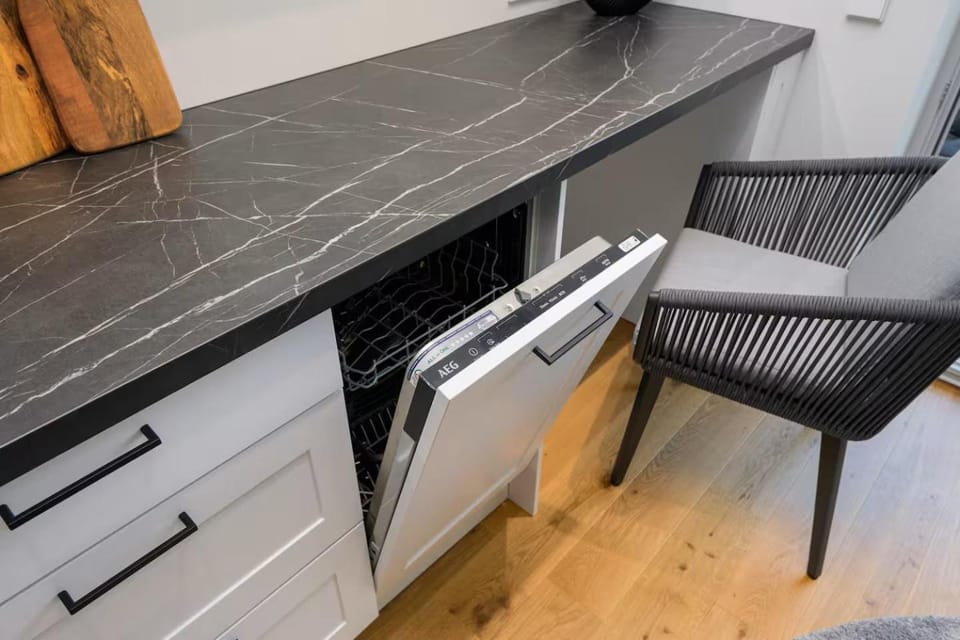 Kitchen or kitchenette, dishwasher