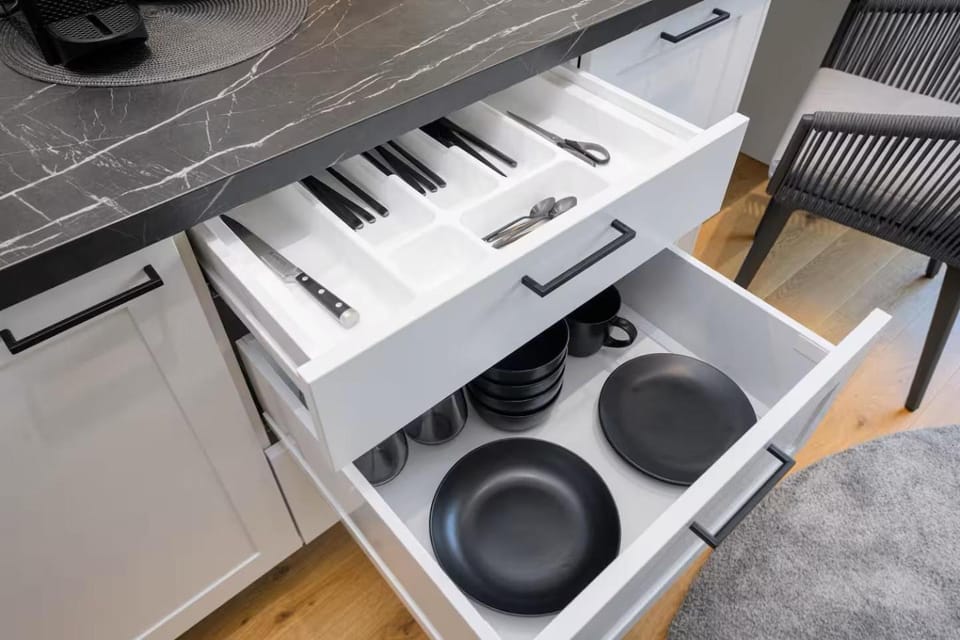 Kitchen or kitchenette, Dining area