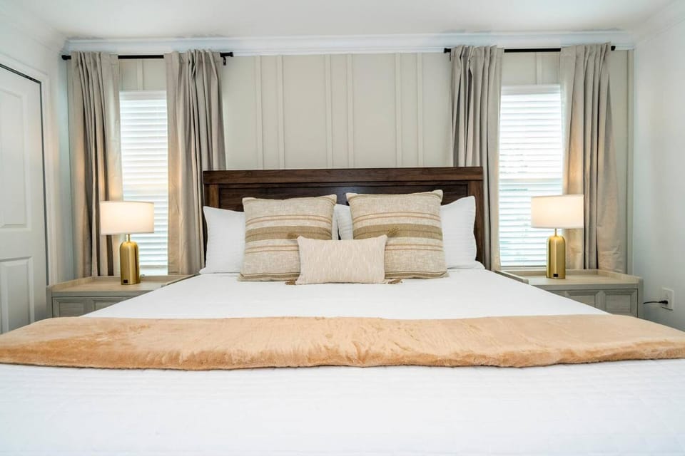 Stylish Home & Free Resort Access 2420 House in Kissimmee