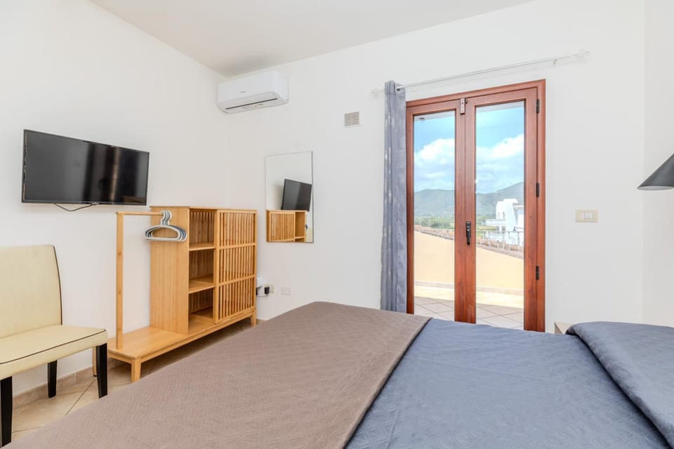 Photo of the whole room, air conditioner