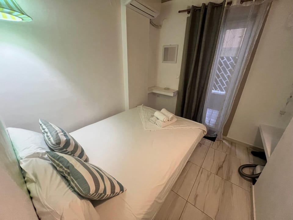 Bed, Photo of the whole room, Bedroom, internet, towels, air conditioner