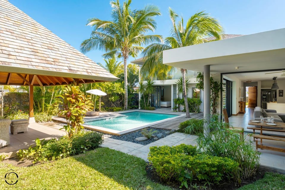 Property building, Patio, Day, Garden, Garden view, Pool view