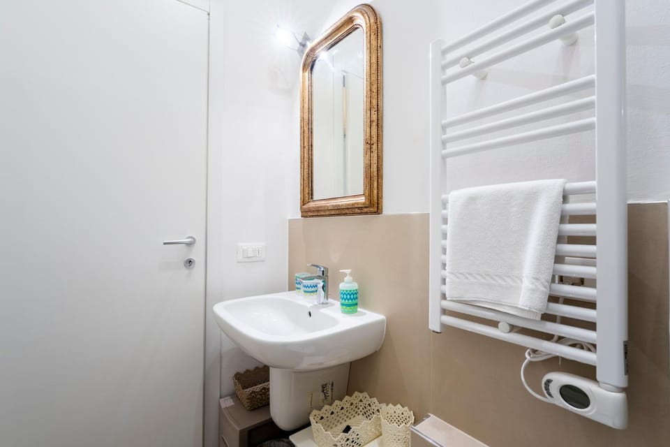 Toilet, Bathroom, towels