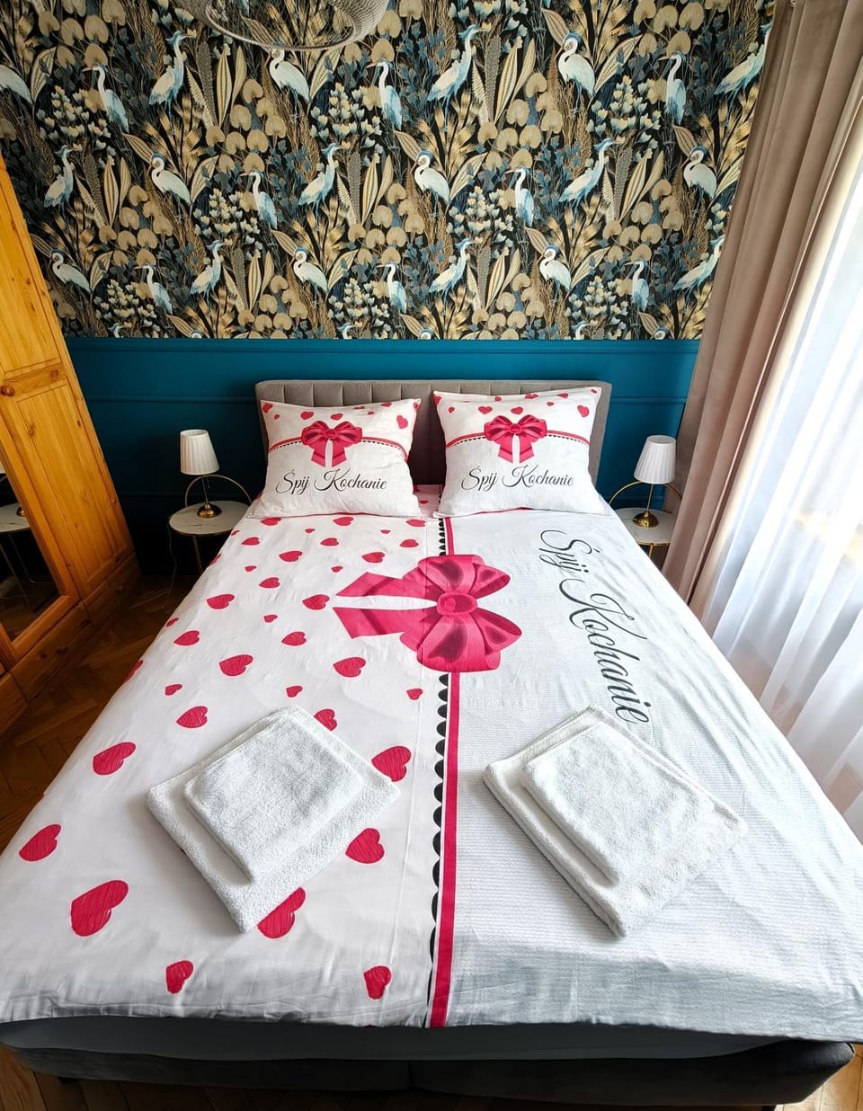 Bed, Photo of the whole room, Bedroom, towels