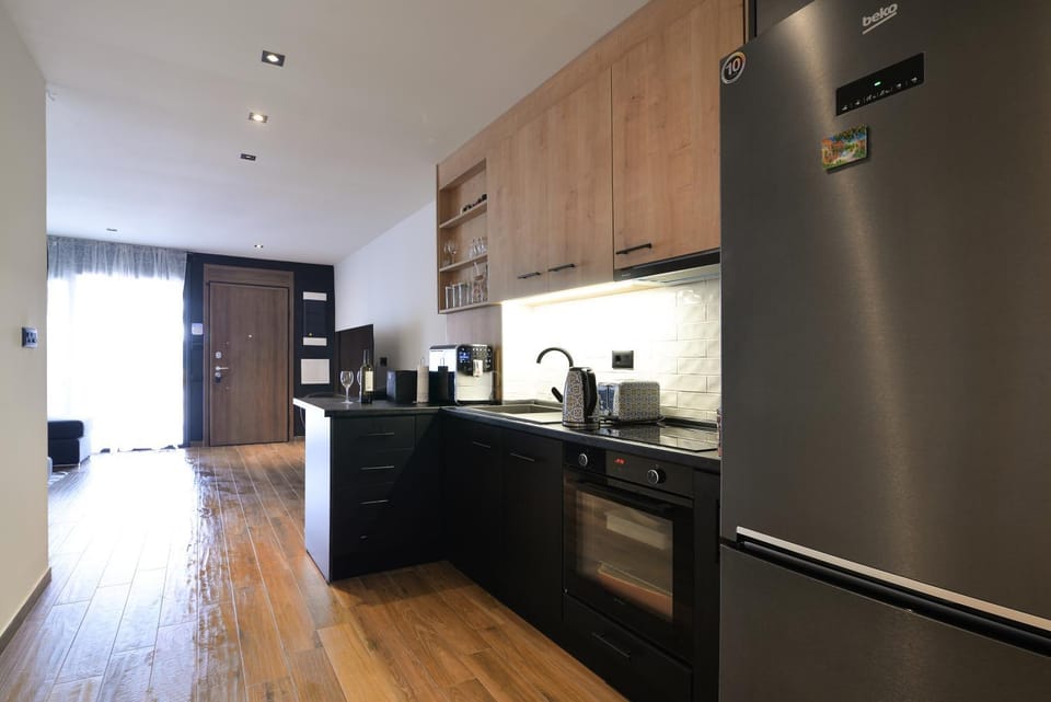 Coffee/tea facilities, Kitchen or kitchenette, dishwasher, oven, stove, toaster