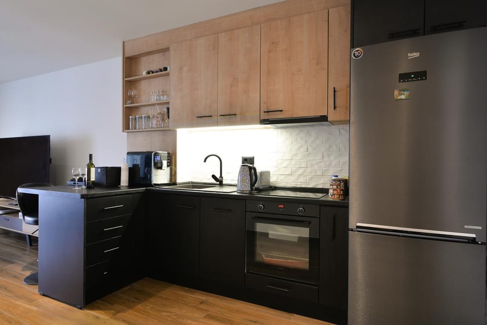 Coffee/tea facilities, dishwasher, oven, stove, toaster