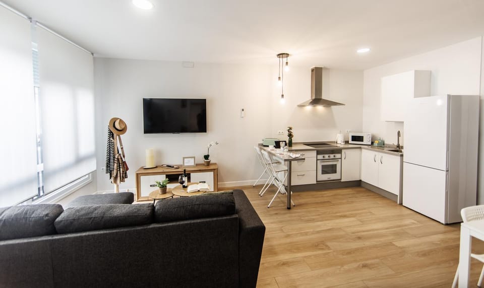 TV and multimedia, Kitchen or kitchenette, Living room, Seating area, Dining area
