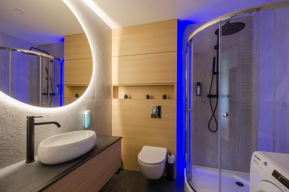 Shower, Toilet, Bathroom, towels