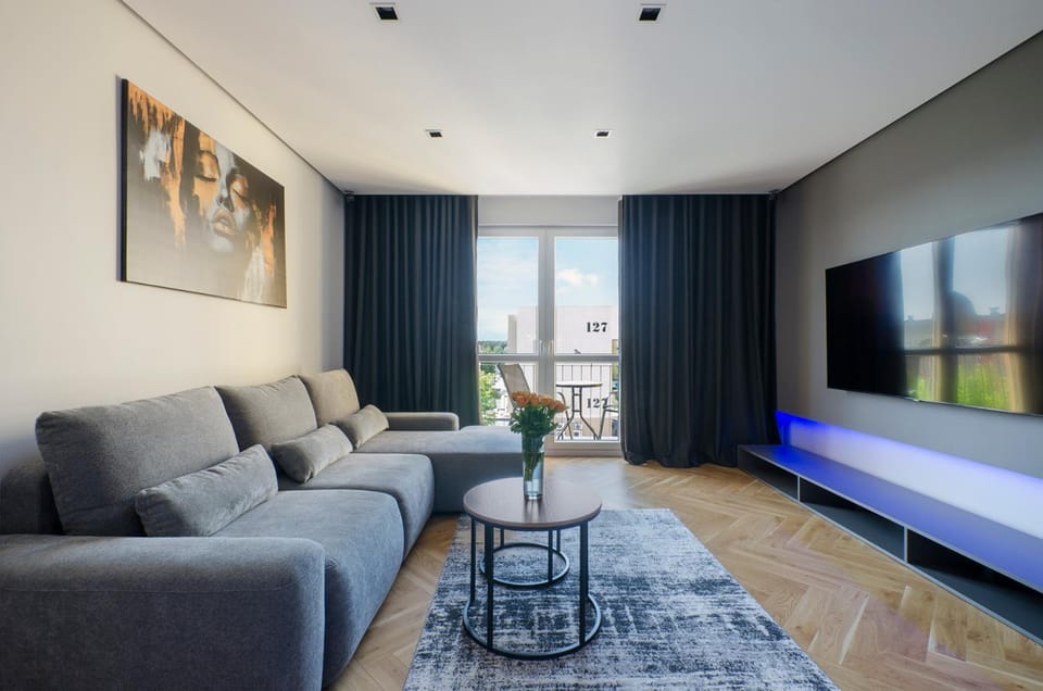 TV and multimedia, Living room, Evening entertainment