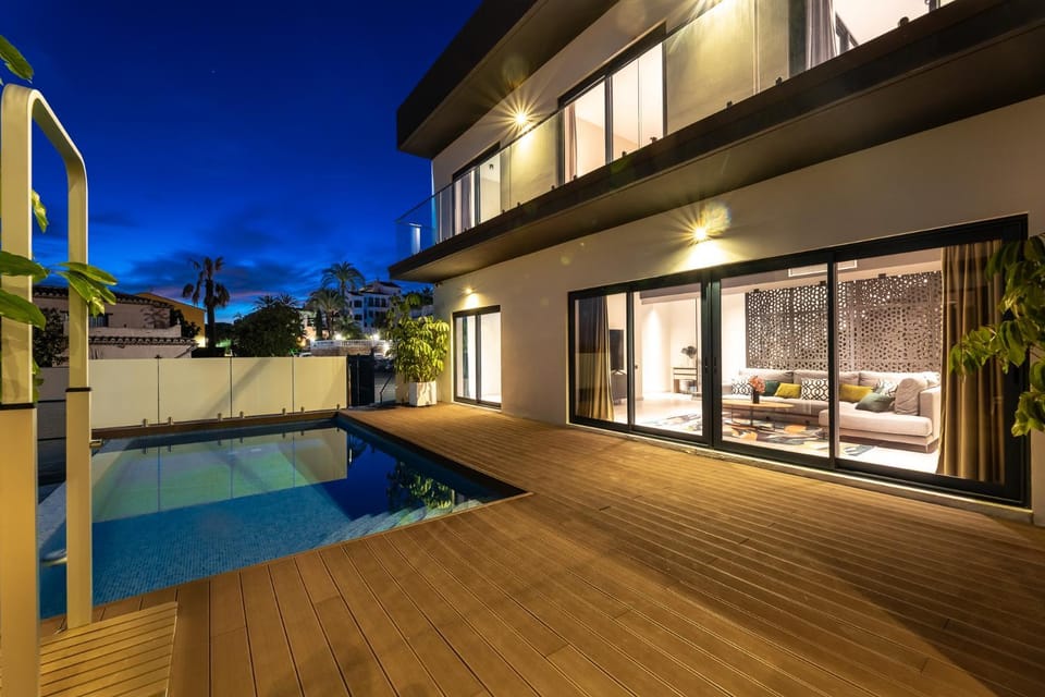 Luxury Villa Near Marbella with Heated Pool & Sauna, 5 Min Walk to Beach Villa in Sitio de Calahonda