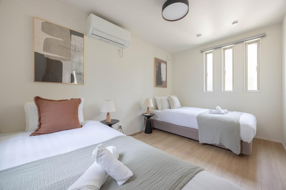 Bed, air conditioner