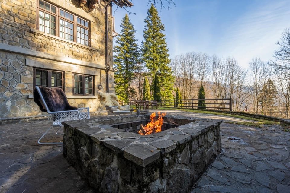 Property building, Patio, Day, Natural landscape, BBQ facilities, Mountain view