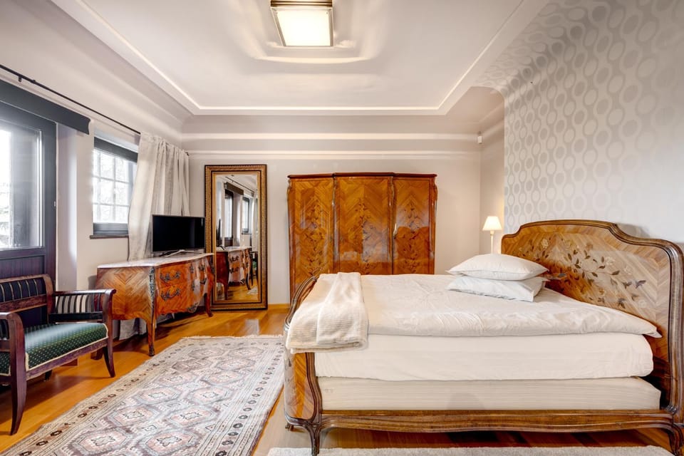 Bed, TV and multimedia, Living room, Photo of the whole room, Seating area, Bedroom, wardrobe