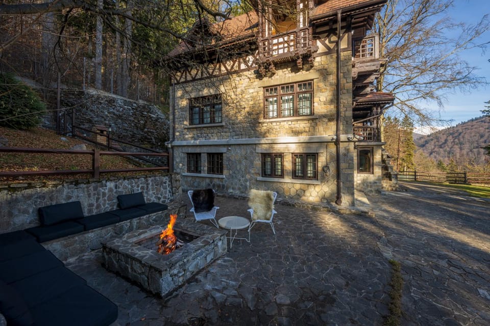 Property building, Patio, Day, Natural landscape, Garden, Garden, View (from property/room), Balcony/Terrace, Garden view, Mountain view
