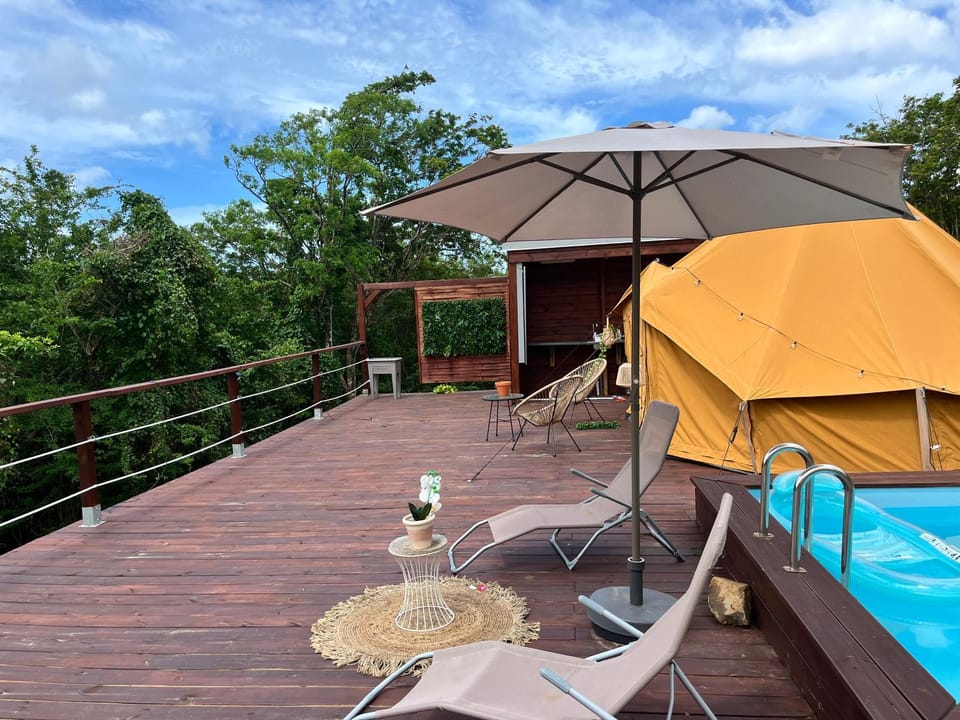 Patio, Day, Natural landscape, sunbed