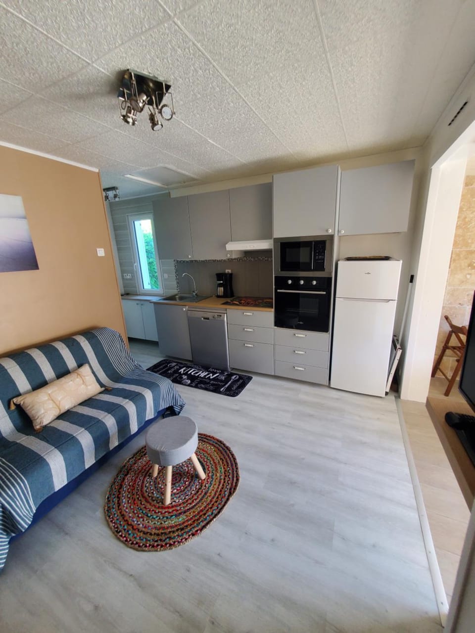 Living room, dishwasher, oven, stove