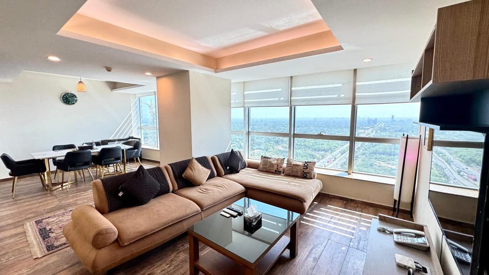 Communal lounge/ TV room, Natural landscape, TV and multimedia, Living room, Seating area, Evening entertainment