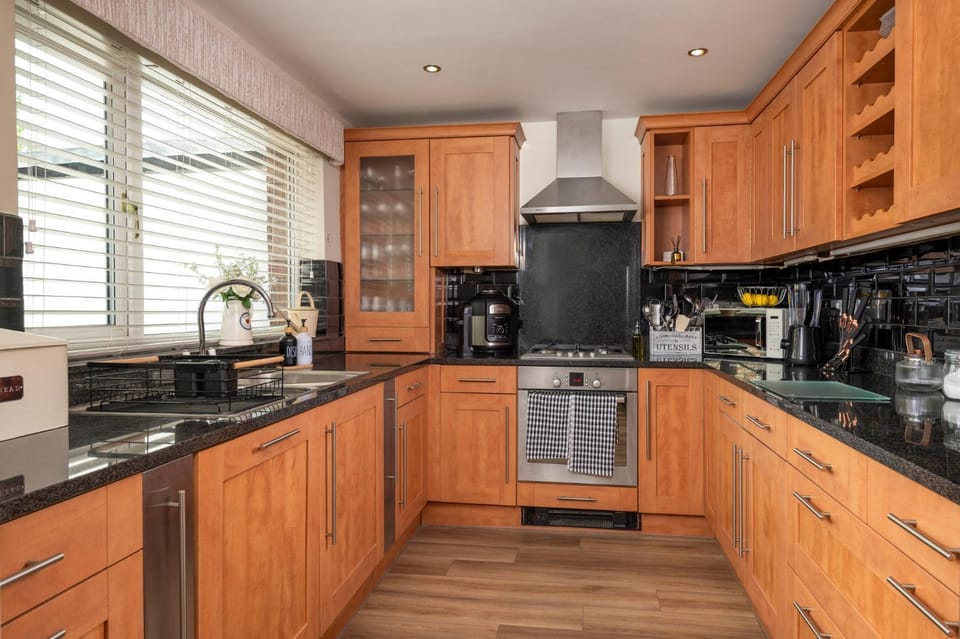 Coffee/tea facilities, Kitchen or kitchenette, dishwasher, oven, stove, toaster