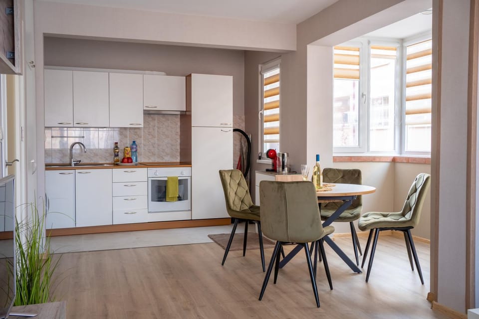 Kitchen or kitchenette, Dining area