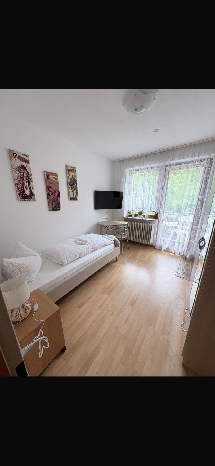 Bed, TV and multimedia, Photo of the whole room, Seating area