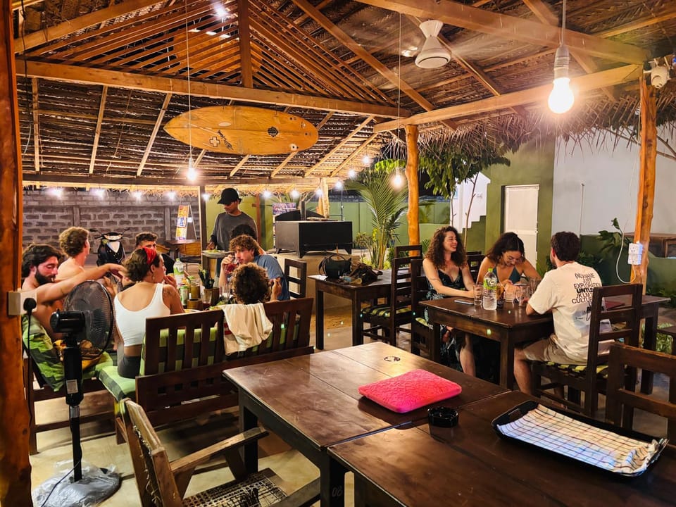 Restaurant/places to eat, People, Seating area, group of guests