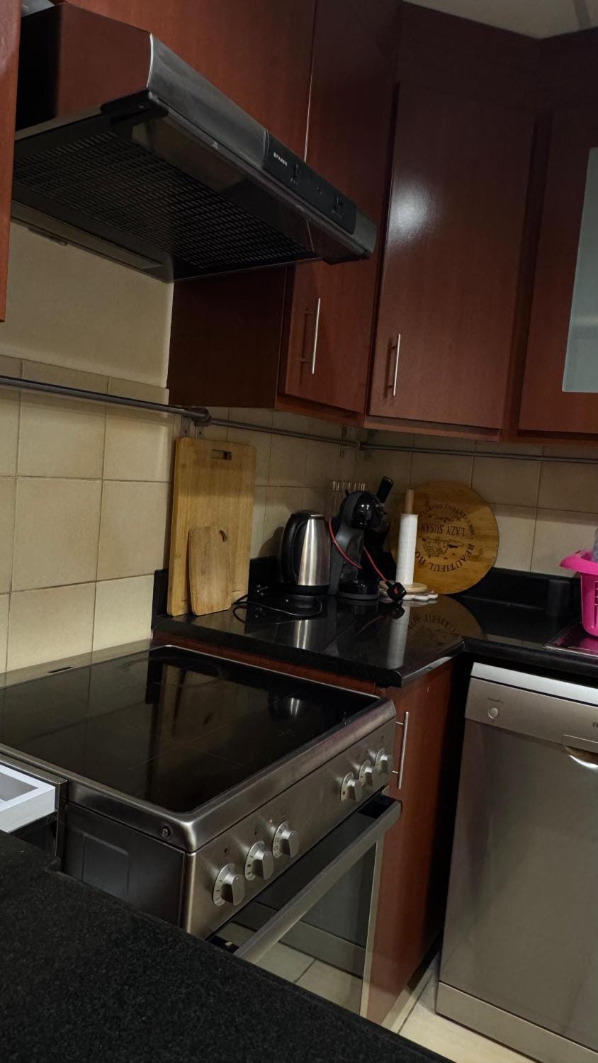 Kitchen or kitchenette, minibar, stove, toaster