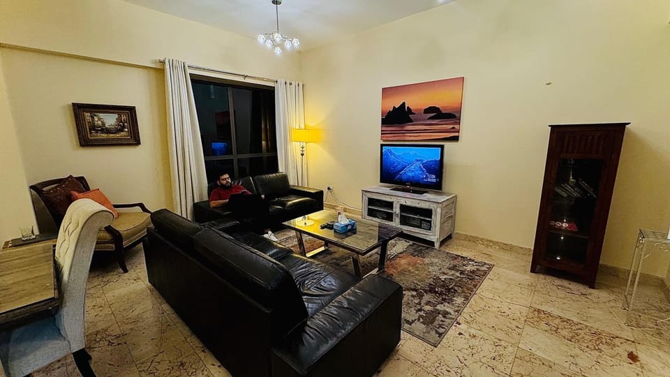 TV and multimedia, Living room, Seating area, Evening entertainment