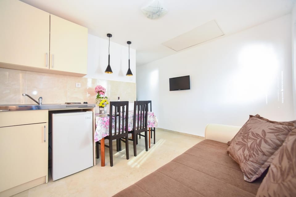 Kitchen or kitchenette, Living room, Photo of the whole room, Seating area, Dining area