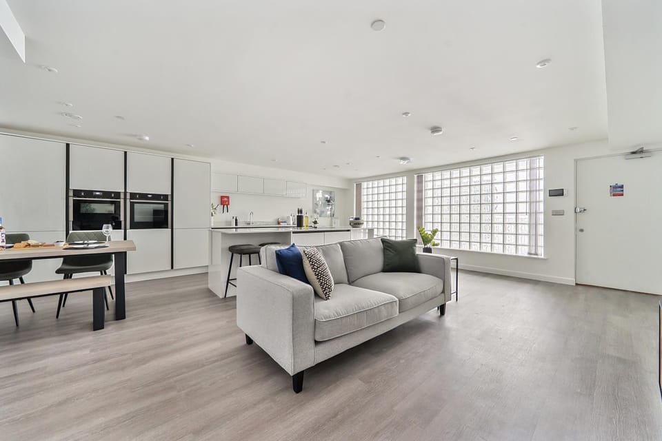 Kitchen or kitchenette, Living room, Seating area, Dining area, stove