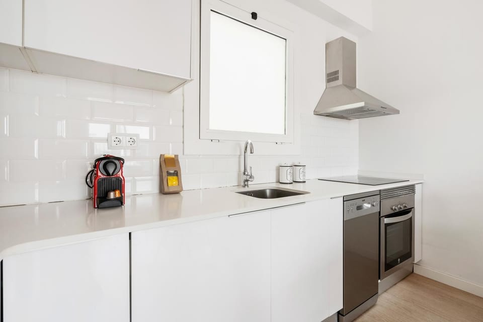 Coffee/tea facilities, Kitchen or kitchenette, dishwasher, oven, stove