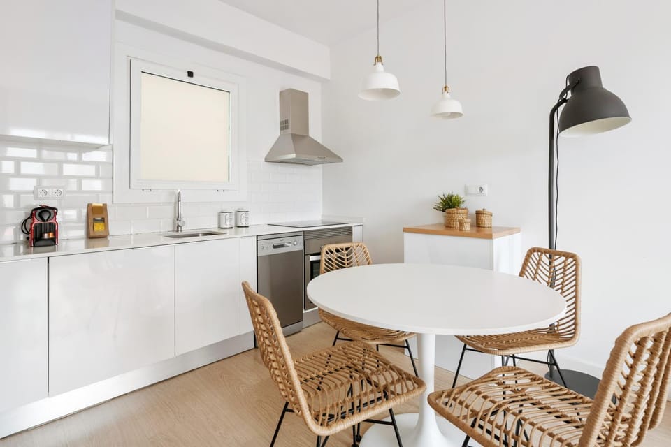 Coffee/tea facilities, Kitchen or kitchenette, Dining area, dishwasher, stove