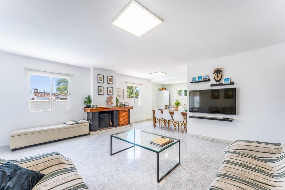 TV and multimedia, Living room, Seating area, Dining area