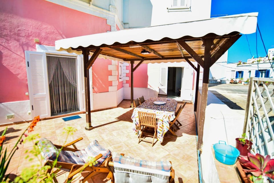 Property building, Patio, Balcony/Terrace, Dining area, sunbed