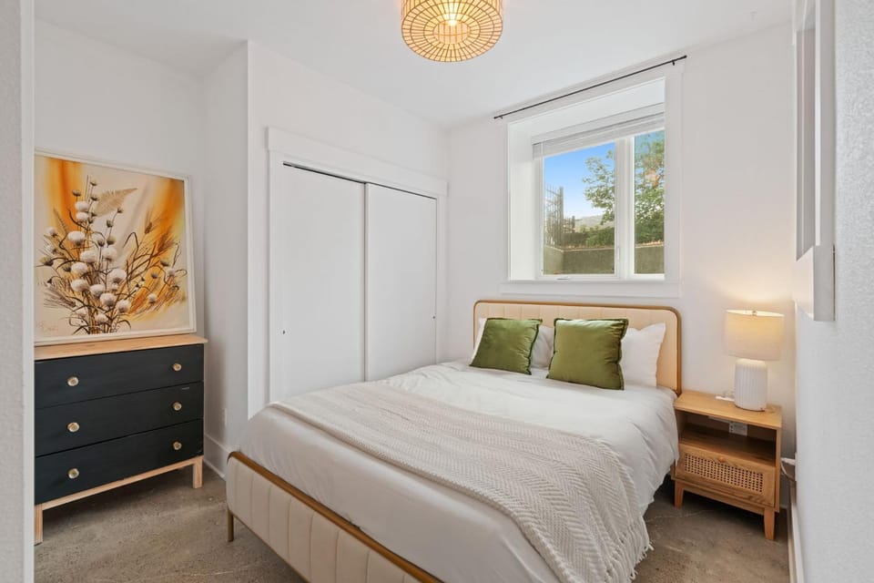 8ft Ceilings Basement Sauna Retreat House in Vancouver