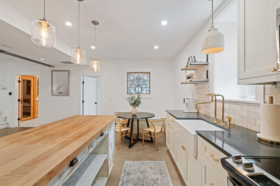 8ft Ceilings Basement Sauna Retreat House in Vancouver