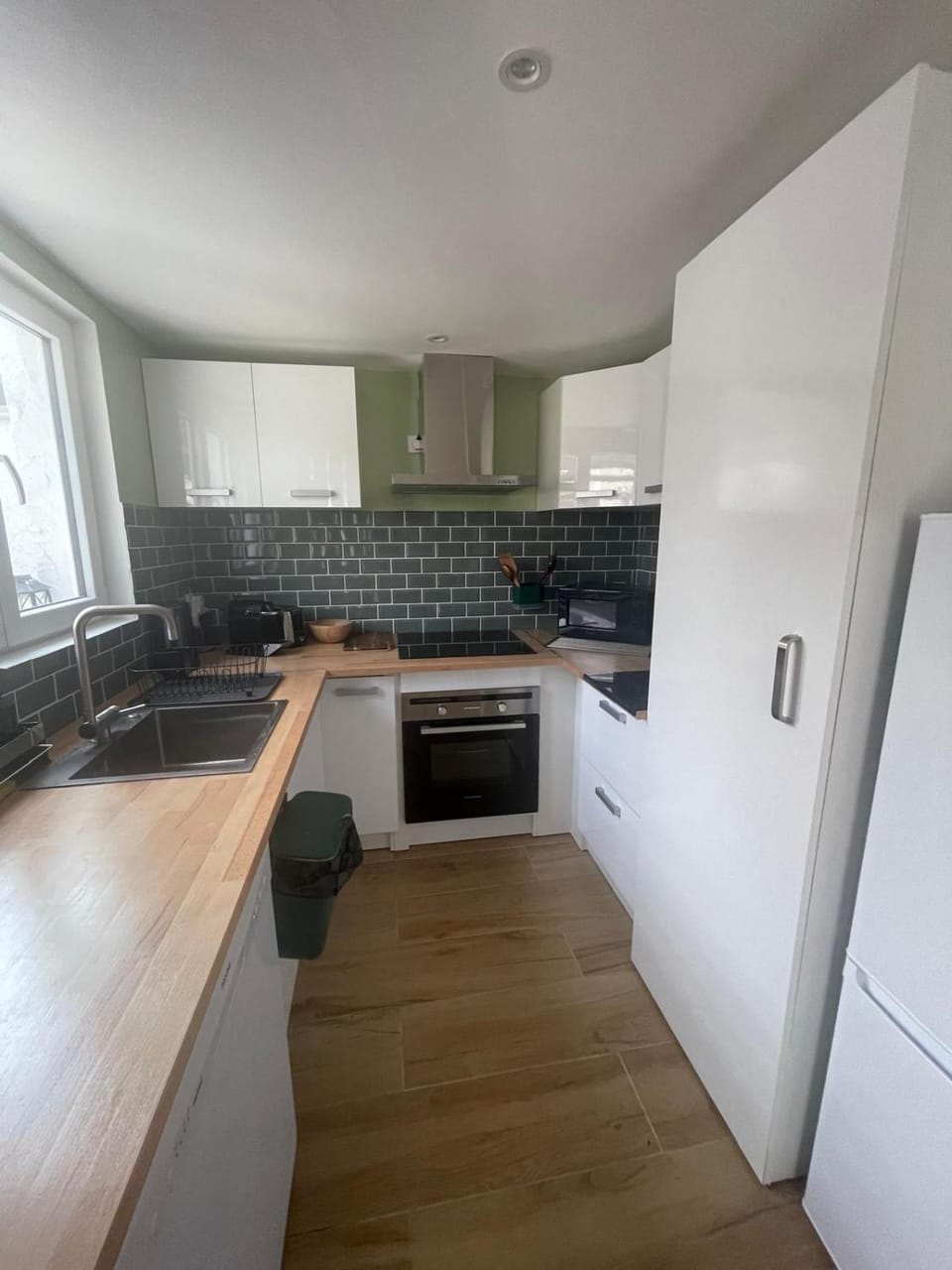 Coffee/tea facilities, microwave, oven, toaster, kitchen