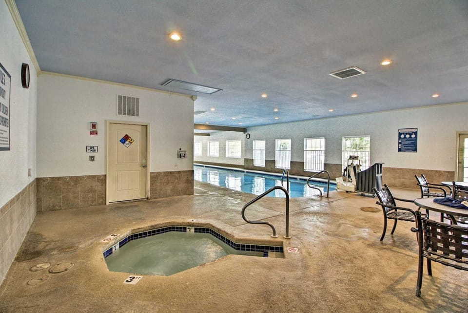 Stunning Water View - Pet Friendly Indoor Pool House in Branson