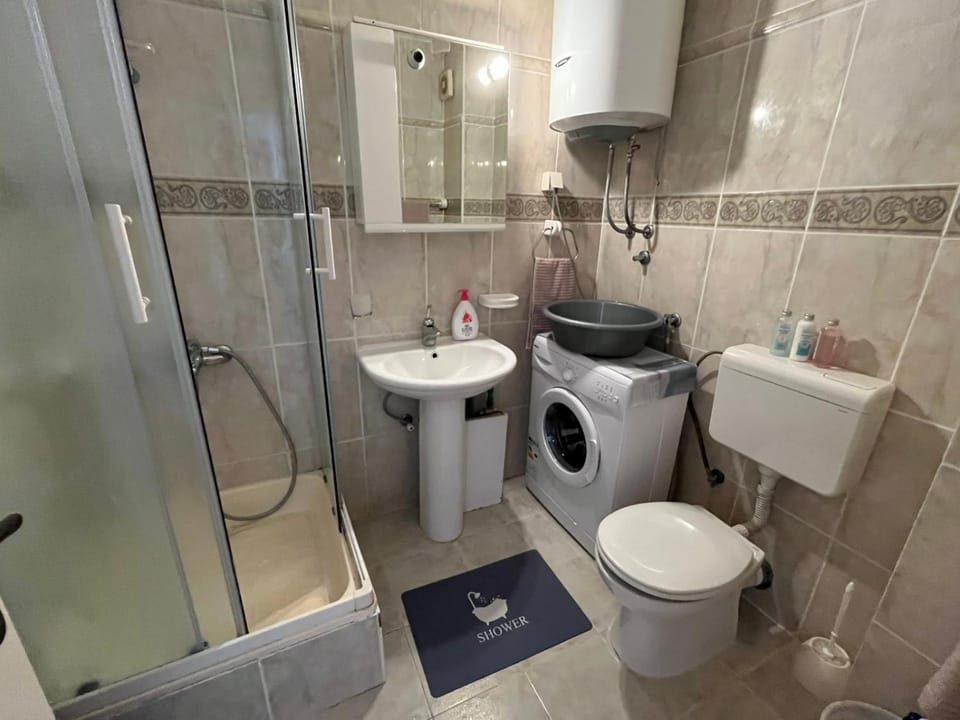 Shower, towels, washing machine