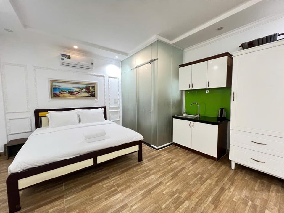 Bed, Kitchen or kitchenette, oven, wardrobe