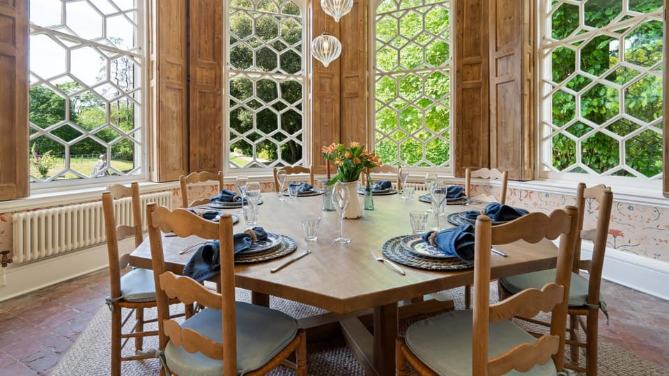 Seating area, Dining area