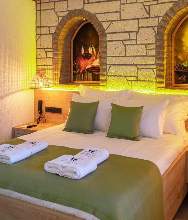 Bed, Bedroom, towels