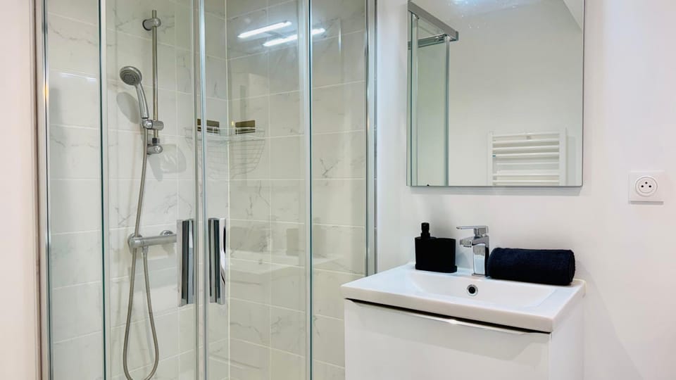 Shower, Bathroom, towels