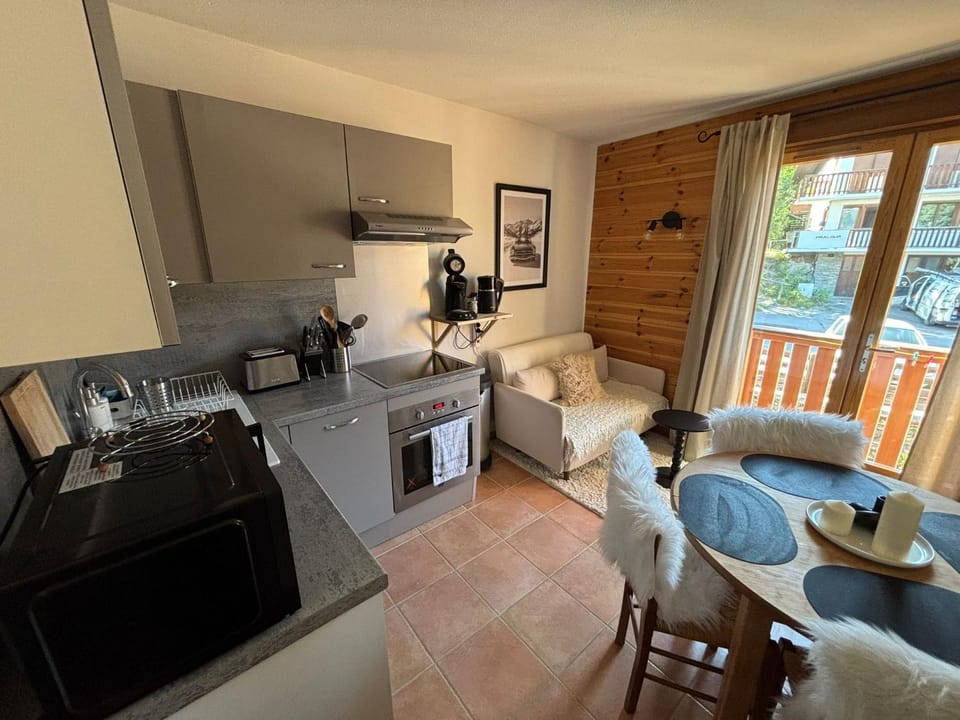 Coffee/tea facilities, Living room, dishwasher, oven, stove, toaster