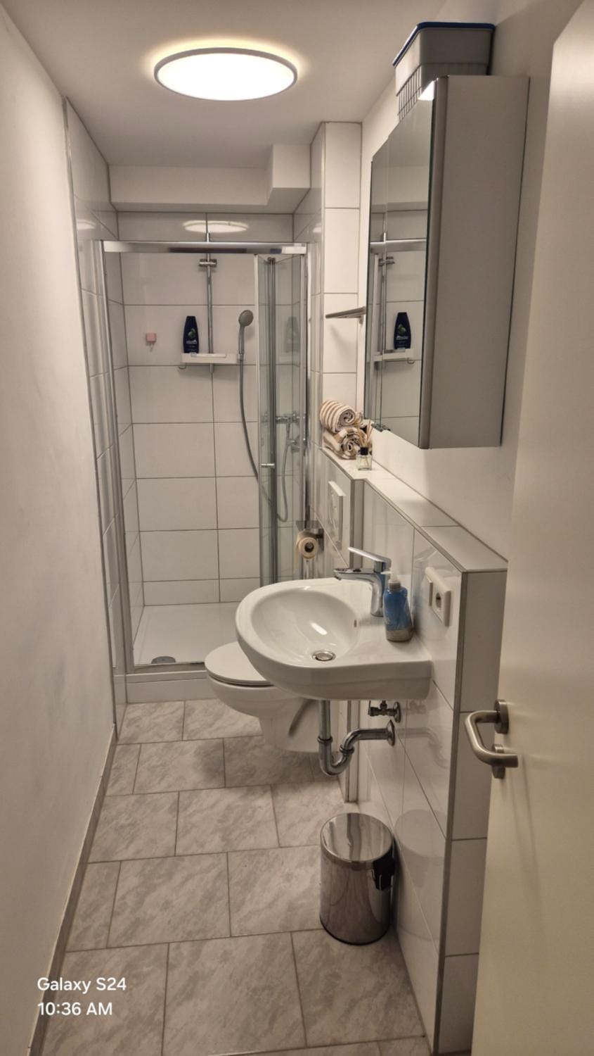Bungalow Souterrain, eigener Eingang Apartment in Frankfurt