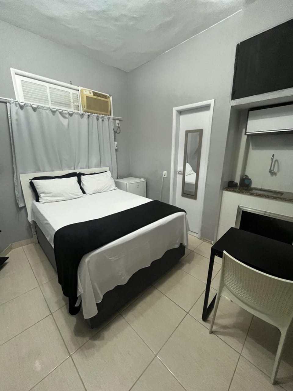 Bed, minibar