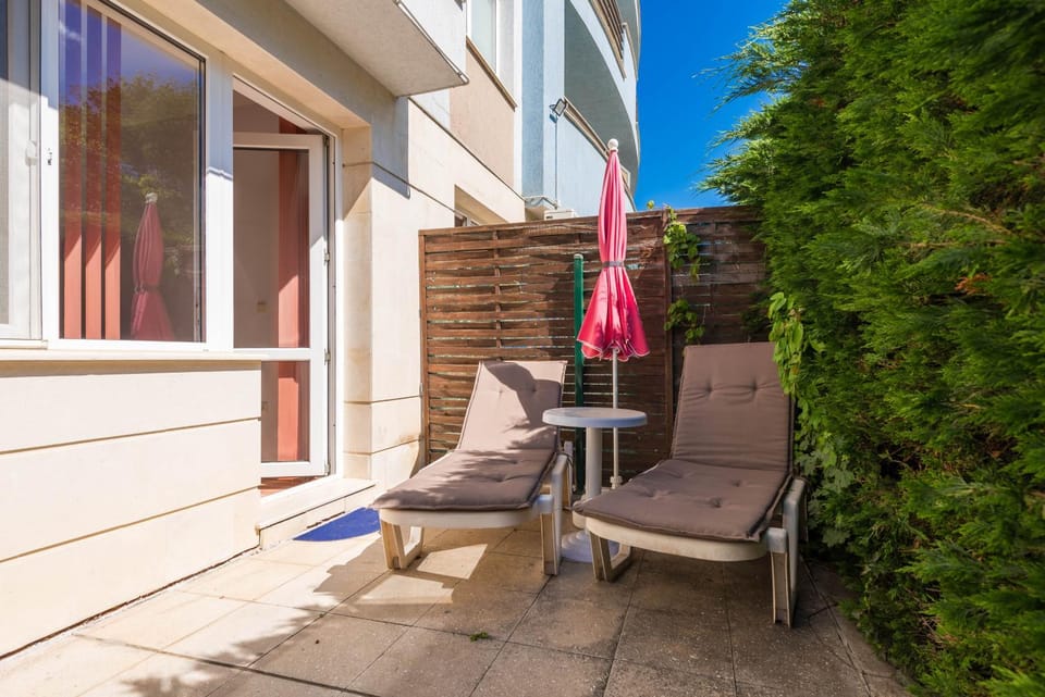 Patio, Garden, sunbed