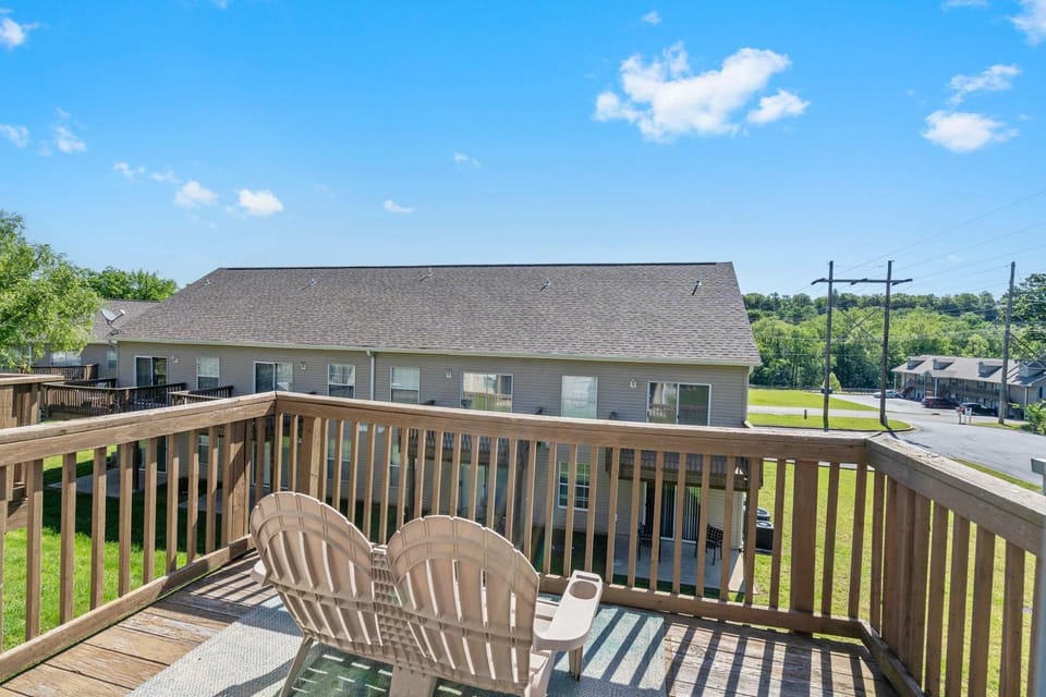 The Lazy Loft - Stay for 4 House in Branson