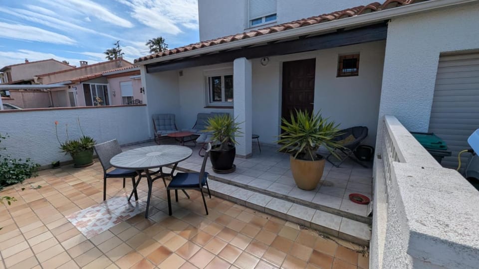 Property building, Patio, Balcony/Terrace, Dining area